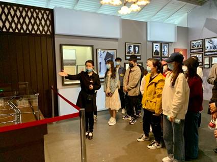 一群人站在室内
描述已自动生成